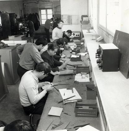 Electroniciens en atelier - 1966