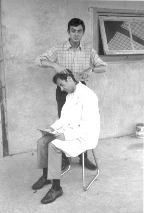 Coiffeur improvisé - 1968