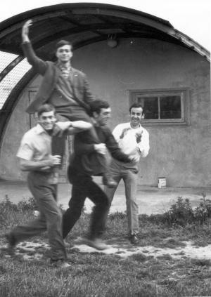 Elèves devant les dortoirs - 1968