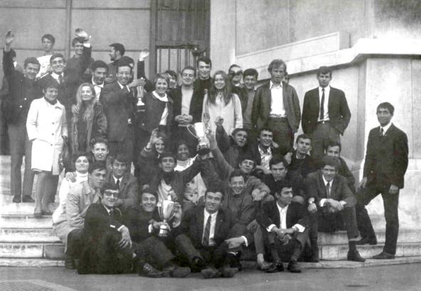 L'ENAC a gagné le tournoi. Sur les marches de Sup'Aéro Paris - 1968